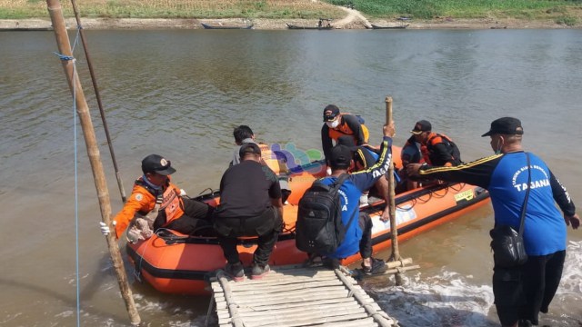 Tim SAR Gabungan saat evakuasi jenazah korban (Mr X) yang ditemukan tenggelam di sungai Bengawan Solo, di Desa Kabalan Kecamatan Kanor Kabupaten Bojonegoro. Selasa (24/09/2019)