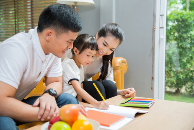 com-Blibli.com, ilustrasi orang tua bersama anak tercinta Foto: Shutterstock