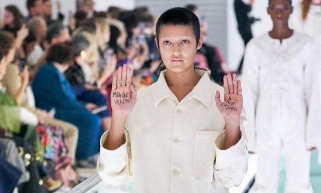 Aksi model Ayesha Tan-Jones saat protes di runway Gucci pada Milan Fashion Week. Foto: @ayeshatanjones/ Instagram