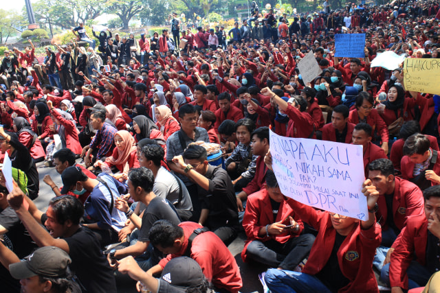 Ribuan mahasiswa menggelar aksi di depan DPRD Kota Malang, hari ini (24/9). Demo ini adalah demo hari kedua setelah kemarin mahasiswa demonstrasi. Foto: Rino Hayyu S/tugumalangid