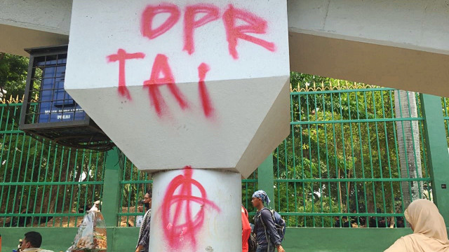 Coretan demonstran di sekitar Gedung DPR RI. Foto: Ricky Febrian/kumparan