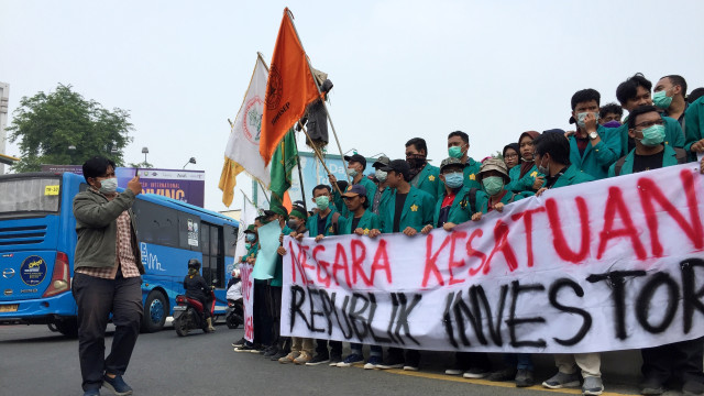 Mahasiswa Fakultas Pertanian Universitas Syiah Kuala (Unsyiah) berunjuk rasa di Bundaran Simpang Lima, Banda Aceh, Selasa (24/9/2019). Foto: Zuhri Noviandi/kumparan