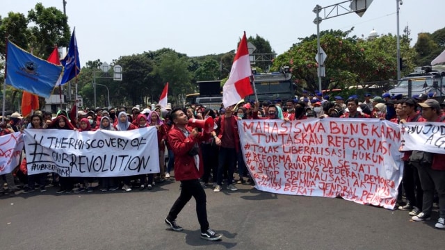 Mahasiswa berunjuk rasa di kawasan Istana Merdeka, Jakarta, Selasa (24/9/2019). Foto: Abyan Faisal/kumparan