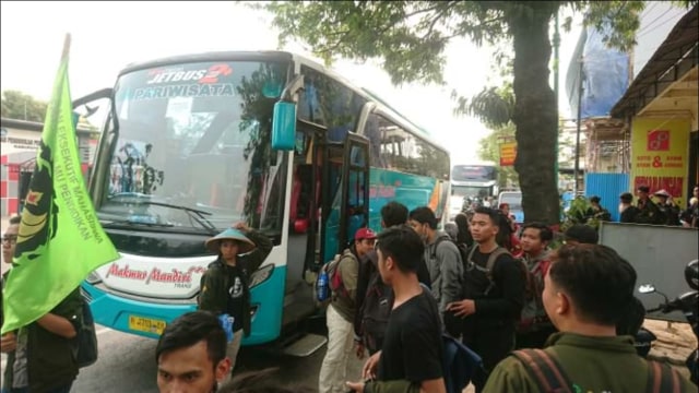 Dua dari lima bus pengangkut rombongan mahasiswa yang akan unjuk rasa ke Jakarta sempat tertahan di depan Mapolres Brebes, Selasa (24/9). (Foto: Yunar Rahmawan)
