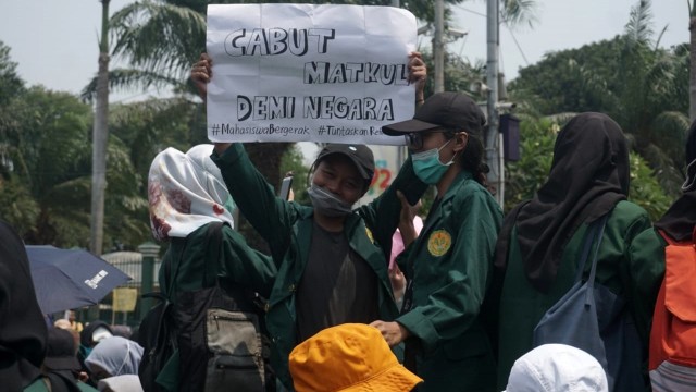 Suasana massa mahasiswa saat demo di depan gedung DPR RI, Jakarta, pada Selasa (24/9/2019). Foto: Iqbal Firdaus/kumparan