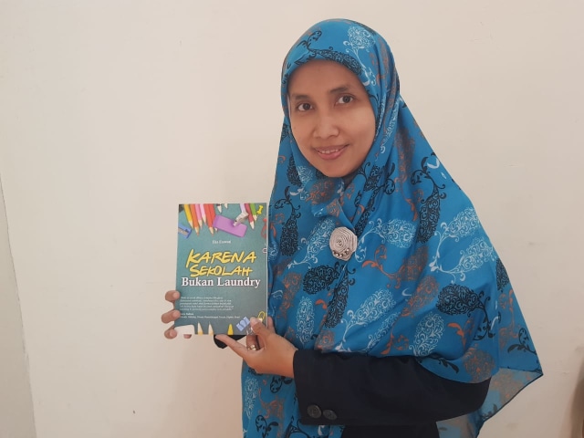 Eka Erawati, guru bimbingan dan konseling SMP Negeri 55 Surabaya dan karyanya 'Karena Sekolah Bukan Laundry'. Foto : Windy Goestiana/Basra