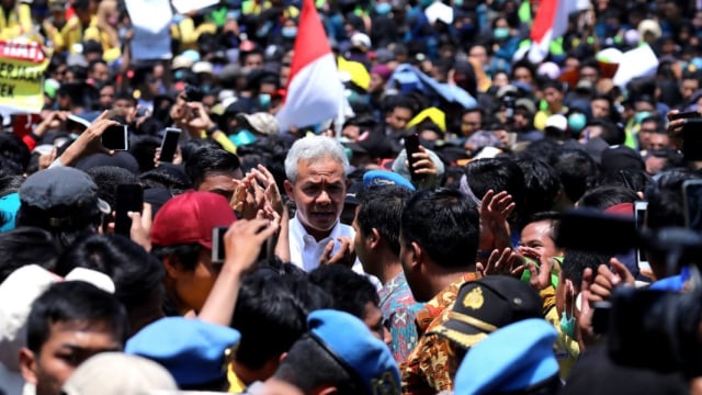 Gubernur Jawa Tengah Ganjar Pranowo menemui massa mahasiswa di kantor gubernur. Foto: Dok. Humas Pemprov Jateng