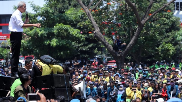 Gubernur Jawa Tengah Ganjar Pranowo menemui massa mahasiswa di kantor gubernur. Foto: Dok. Humas Pemprov Jateng