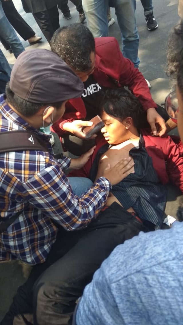 Salah satu mahasiswa pingsan dalam demo di Kota Malang, Selasa (24/9). Foto: Rino Hayyu S/tugumalangid