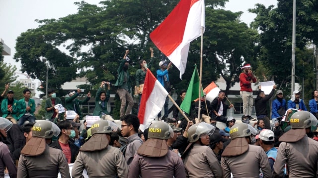 Aparat kepolisian berjaga saat massa mahasiswa berunjuk rasa di depan gedung DPR RI, Jakarta, pada Selasa (24/9/2019). Foto: Iqbal Firdaus/kumparan