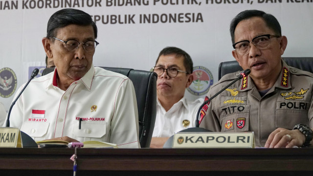 Menko Polhukam Wiranto dan Kapolri Tito Karnavian (kanan) saat melakukan konferensi pers di Kemenkopolhukam terkait revisi UU KPK. Foto: Jamal Ramadhan/kumparan