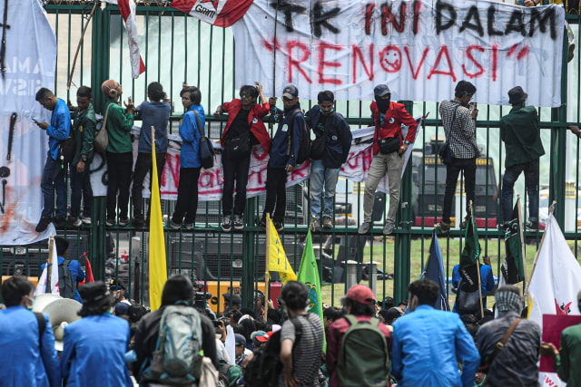 Sejumlah mahasiswa dari berbagai perguruan tinggi di Indonesia berunjuk rasa di depan gedung DPR, Jakarta, Selasa (24/9/2019). Foto: ANTARA FOTO/Muhammad Adimaja