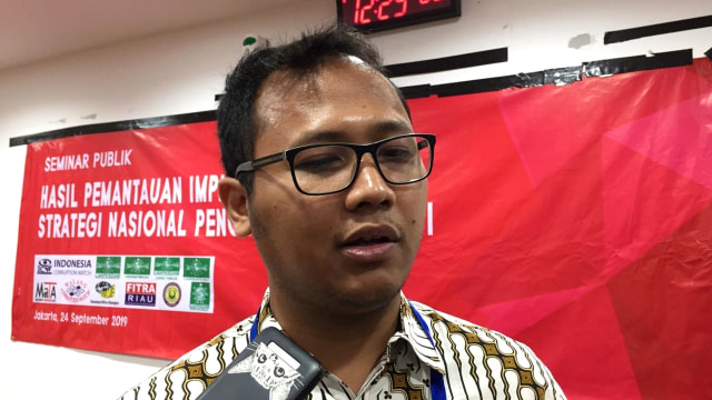 Peneliti Indonesian Corruption Watch (ICW), Tama S Langkun saat diskusi mengenai strategi nasional pemberantasan korupsi di Gedung ACLC KPK, Selasa (24/9/2019). Foto: Muhammad Darisman/kumparan