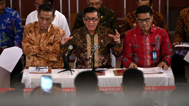 Menteri Hukum dan HAM Yasonna Laoly (tengah) memberikan keterangan pers di Jakarta, Jumat (20/9/2019). Foto: ANTARA FOTO/Aditya Pradana Putra