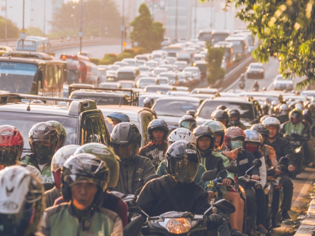 com-Kendaraan turut menyumbang polusi ibukota.