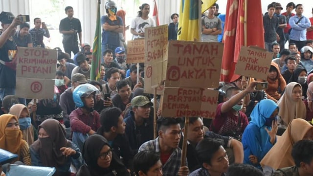 Ratusan mahasiswa Mamuju menggelar aksi unjuk rasa menolak revisi RUU Pertanahan di depan kantor Gubernur Sulbar. Foto: Dok. Wandi/Kominfo Sulbar