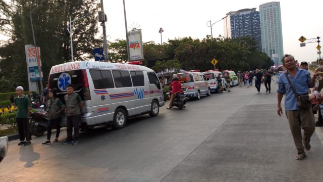 4 ambulans disiapkan untuk merawat/mengangkut mahasiswa peserta demo yang sakit atau kelelahan. Foto: Fadjar Hadi/kumparan