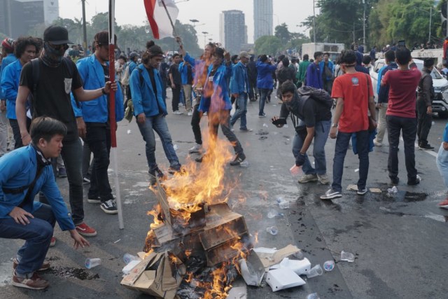 Mahasiswa membakar sampah di tol dalam kota di depan Gedung DPR. Foto: Helmi Afandi Abdullah/kumparan