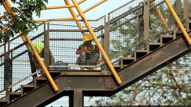 Pekerja melakukan pembangunan Jembatan Penyebrangan Orang (JPO) Pasar Minggu, Jakarta Selatan. Foto: Irfan Adi Saputra/kumparan