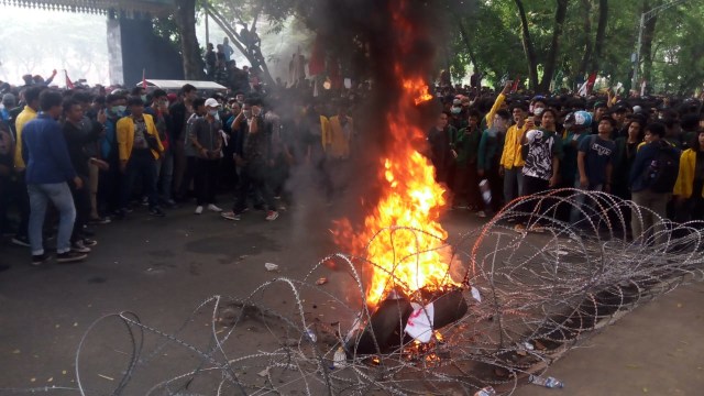 Unjuk Rasa di Medan: Pedemo Bakar Ban dan Usir 2 Anggota DPRD 