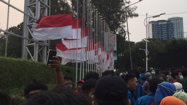Mahasiswa turunkan bendera setengah tiang. Foto: Ricky Febrian/kumparan