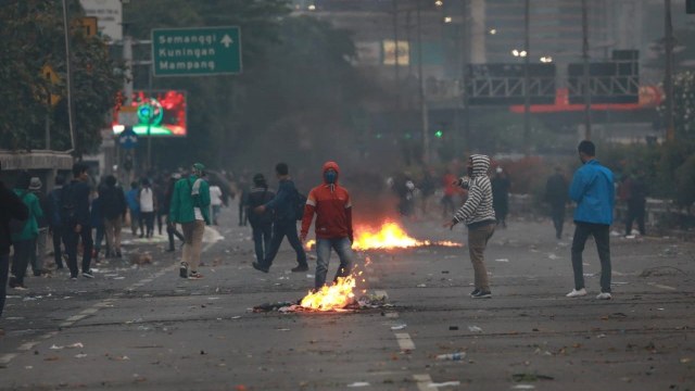 Duka Jurnalis Liputan Demo, Dilarang Merekam dan Alami Kekerasan (9517)