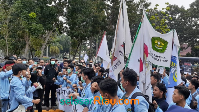 Mahasiswa Universitas Riau (Unri) berunjuk rasa di depan Kantor DPRD Riau, Selasa, 24 September 2019. Mereka menuntut Presiden Jokowi menolak revisi RUU KPK dan Pemasyarakatan.  