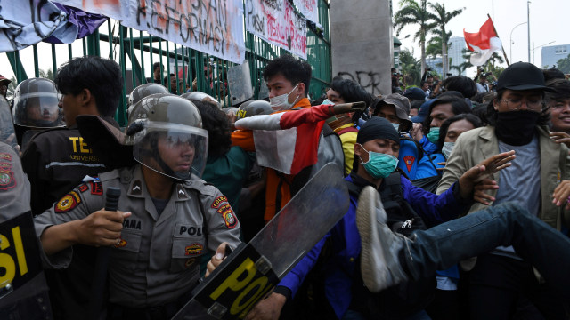 LIPSUS Aksi Ganas Polisi, Demo mahasiswa di depan gedung DPR