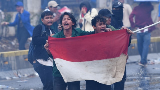 Sejumlah mahasiswa terlibat kericuhan saat berunjuk rasa di depan kompleks Parlemen di Jakarta, Selasa (24/9/2019). Foto: ANTARA FOTO/Aditya Pradana Putra