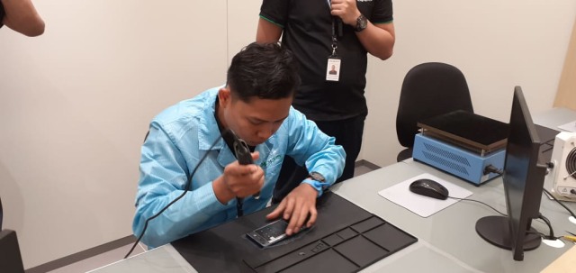 Salah seorang teknisi melakukan perbaikan HP di Oppo service center 3.0 Plaza Millenium, Selasa (24/9/2019). SumutNews.com  