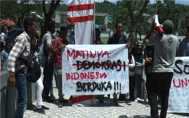 Puluhan mahasiswa Universitas Pattimura berorasi di halaman Fakultas Hukum untuk mengajak mahasiswa se-Maluku menggelar demo penolakan RUU KUHP, Selasa (24/9). (Foto:ambonnesia)