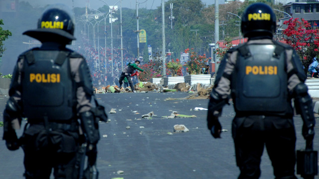 Mahasiswa melempari batu ke arah aparat kepolisian di Jembatan Layang, Makassar, Sulawesi Selatan, Selasa (24/9/2019). Foto: ANTARA FOTO/Abriawan Abhe