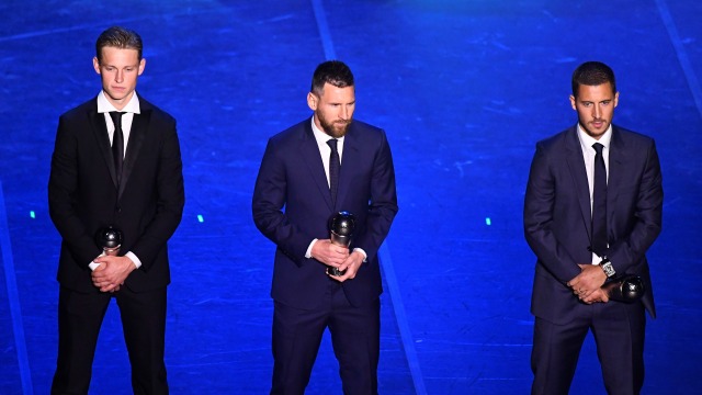 Lionel Messi diapit oleh Eden Hazard dan Frenkie de Jong di FIFA The Best Award 2019. Foto: REUTERS/Flavio Lo Scalzo