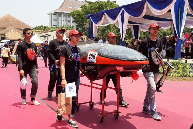 Mobil ramah lingkungan yang dipamerkan dalam pembukaan KMHE 2019 di Universitas Negeri Malang, Selasa (24/9). Foto: rezza do'a lathanza/tugumalangid