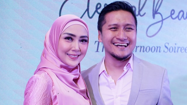 Artis Ati Untung dan istrinya Fenita Arie saat hadir di launching busana muslim di Hotel Grand Mahakam, Jakarta, Senin, (24/9). Foto: Dok. Ronny