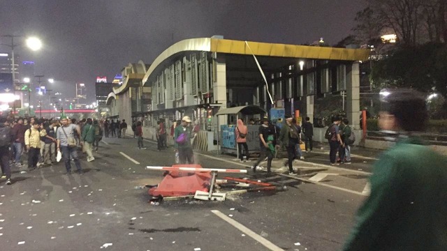 Gerbang Tol Senayan dirusak massa.  Foto: Raga Imam/kumparan 