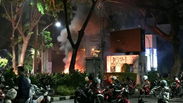 Pos polisi di dekat pintu 11 GBK dibakar massa. Foto: Ferry Adi/kumparan