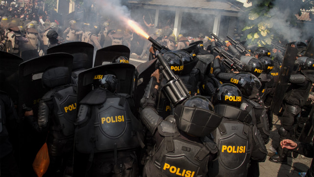 Aparat Kepolisian menembakkan gas air mata untuk menghalau mahasiswa yang memaksa masuk ke kantor Dewan Perwakilan Rakyat Daerah (DPRD) Solo. Foto: ANTARA FOTO/Mohammad Ayudha