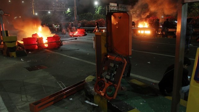 Kondisi Gerbang Tol Senayan yang dibakar mahasiswa. Foto: Irfan Adi Saputra/kumparan