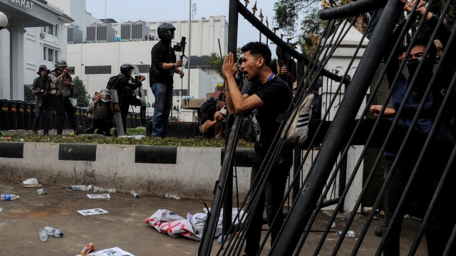 Massa yang tergabung dalam Aliansi Rakyat Menggugat memohon maaf kepada petugas kepolisian saat ricuh aksi unjuk rasa di Gedung DPRD Jawa Barat, Selasa (24/9/2019). Foto: ANTARA FOTO/Novrian Arbi