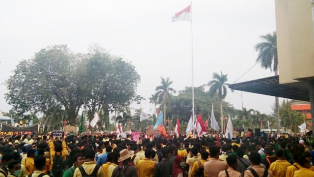 Ribuan mahasiswa unjuk rasa di depan kantor Gubernur Sumbar dalam rangka memperingati Hari Tani Nasional (Foto: Zulfikar/Langkan.id)