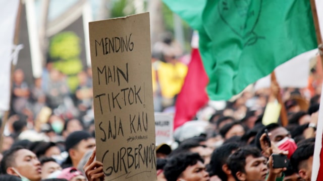 Ungkapan kekecewaan mahasiswa terhadap Gubernur Sumbar dalam aksi memperingati Hari Tani Nasional (Foto: Zulfikar/Langkan.id)