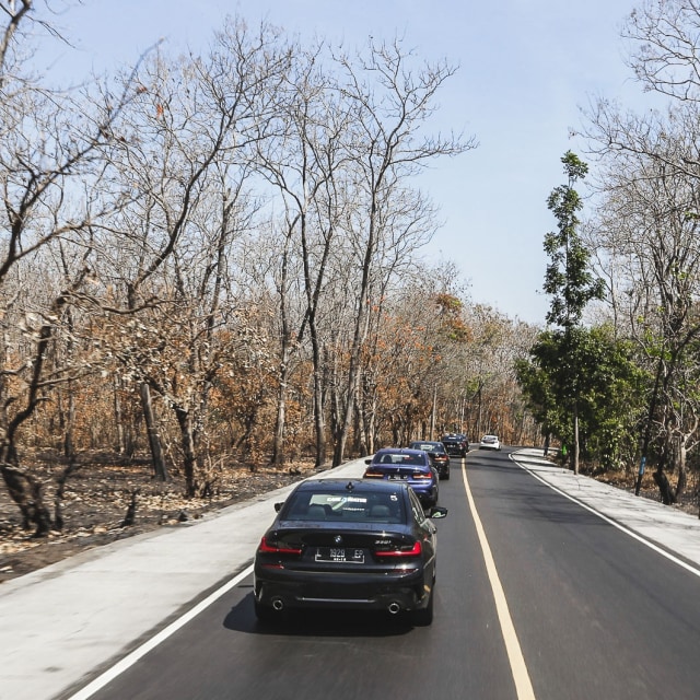 Peserta sedang mengendarai BMW 330i M Sport di kawasan Hutan Baluran, Banyuwangi, Jawa Timur. Foto: Bangkit Jaya Putra/kumparan