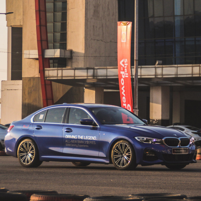 Peserta mencoba performa mesin BMW 330i M Sport di Sirkuit Gelora Bung Tomo, Surabaya. Foto: Bangkit Jaya Putra/kumparan