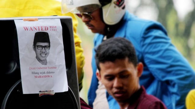 Mahasiswa memasang foto Gubernur Sumbar, Irwan Prayitno dengan tulisan WANTED (Foto: Zulfikar/Langkan.id)