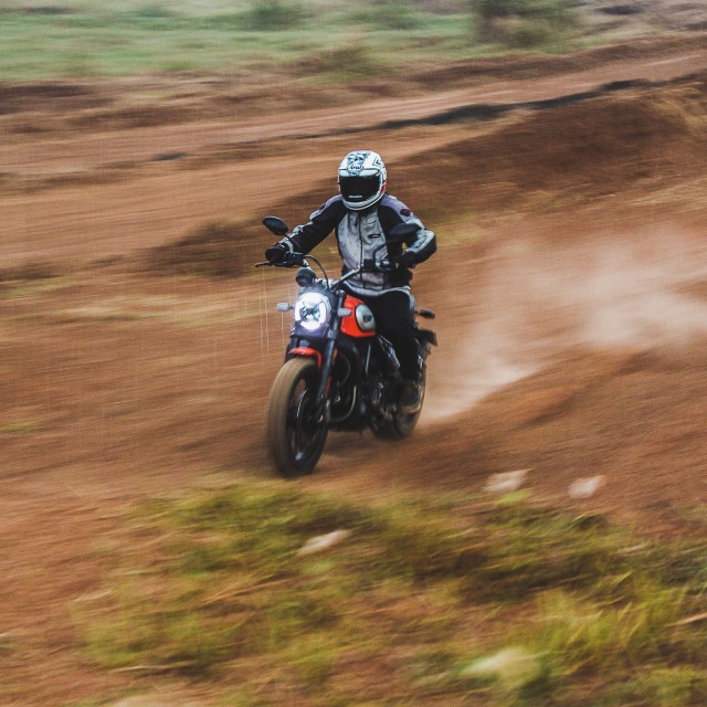 Mencoba Ducati Scrambler Icon 2019 di medan semi off-road. Foto: Bangkit Jaya Putra/kumparan
