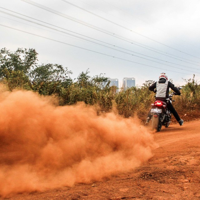 Menjajal Ducati Scrambler di medan semi off-road. Foto: Bangkit Jaya Putra/kumparan