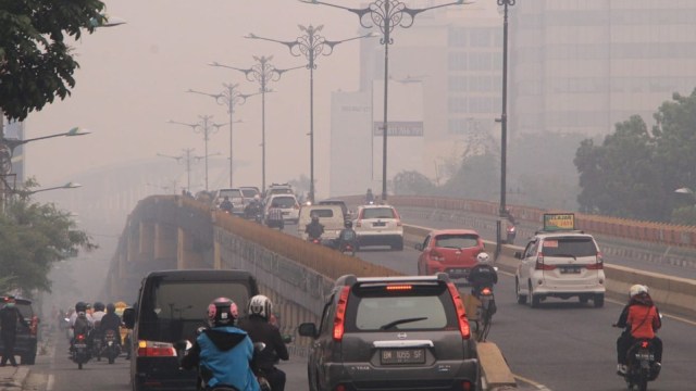 KONDISI di fly over Jalan Sudirman, Pekanbaru, diselimuti asap Kebakaran Hutan dan Lahan.  