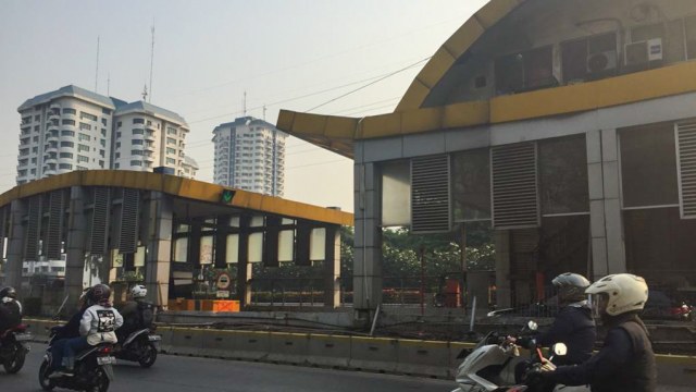 Pintu tol yang menjadi menjadi sasaran amuk massa.