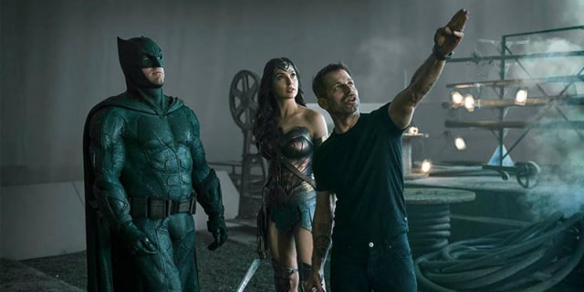 Zack Snyder ketika masih menyutradarai Justice Leauge (Foto: IMDb)